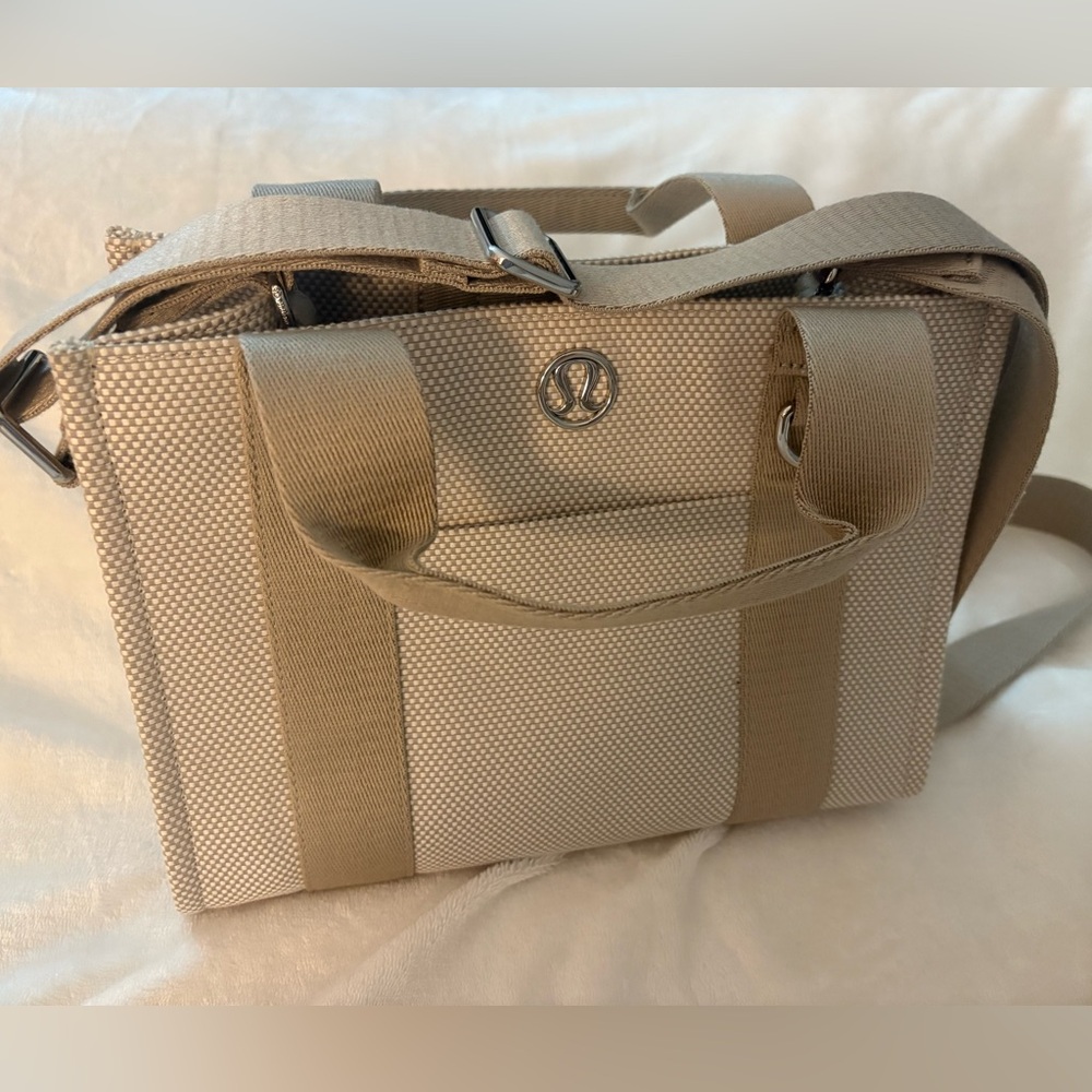Lululemon Two-Tone Canvas Tote Mini 4.5L in Mojave Tan/Light Ivory
